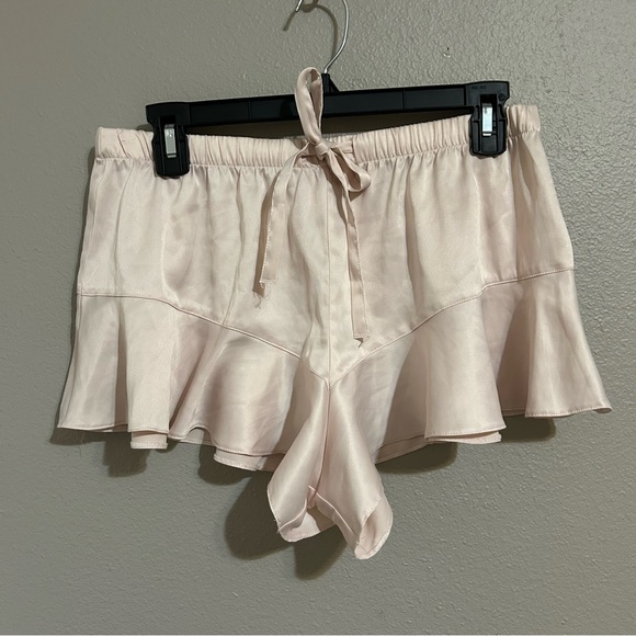 Victoria’s Secret Light Pink Satin Ruffle Loungewear Shorts Women’s Size Medium - Picture 2 of 9